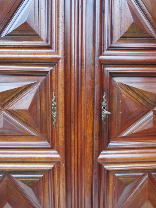Louis XIII-Kleiderschrank aus Nussbaumholz, 17. Jahrhundert.