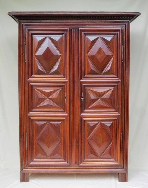 Louis XIII-Kleiderschrank aus Nussbaumholz, 17. Jahrhundert.
