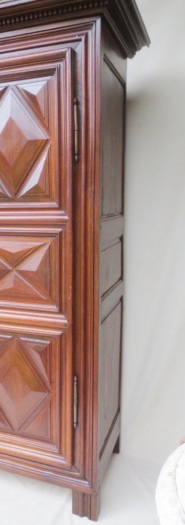 Louis XIII-Kleiderschrank aus Nussbaumholz, 17. Jahrhundert.