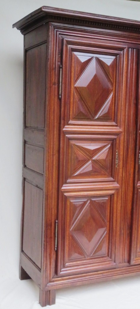 Louis XIII-Kleiderschrank aus Nussbaumholz, 17. Jahrhundert.