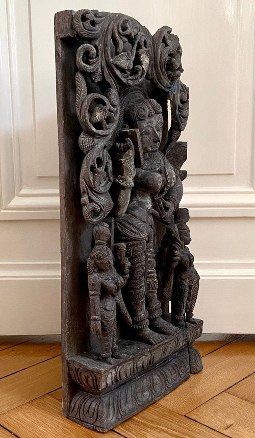 Indien, 19. Jahrhundert, große Wagentafel mit reichem Dekor der Göttin Sarasvati.