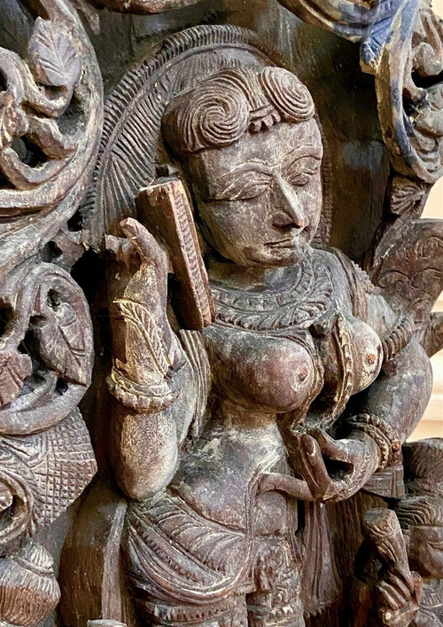 Indien, 19. Jahrhundert, große Wagentafel mit reichem Dekor der Göttin Sarasvati.