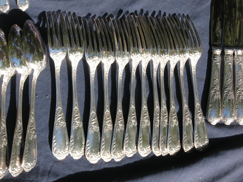 Ménagère en métal argenté 78 pièces de Ravinet d'Enfert à Paris style rocaille L. XV 