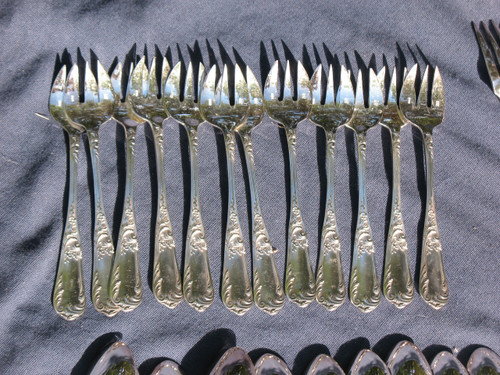 Ménagère en métal argenté 78 pièces de Ravinet d'Enfert à Paris style rocaille L. XV 