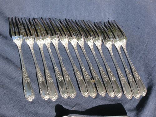 Ménagère en métal argenté 78 pièces de Ravinet d'Enfert à Paris style rocaille L. XV 