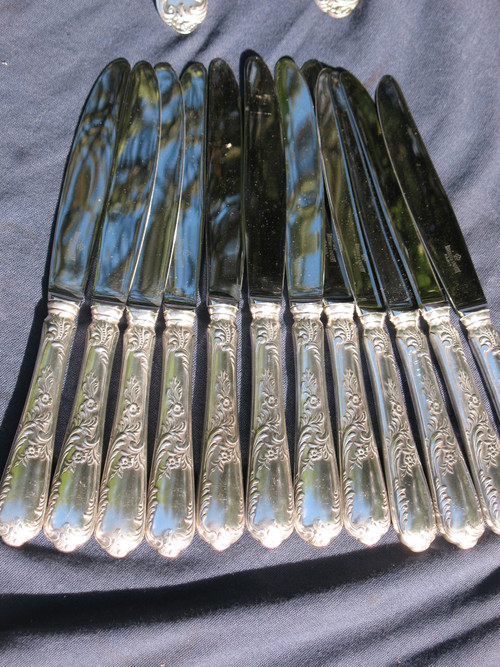 Ménagère en métal argenté 78 pièces de Ravinet d'Enfert à Paris style rocaille L. XV 