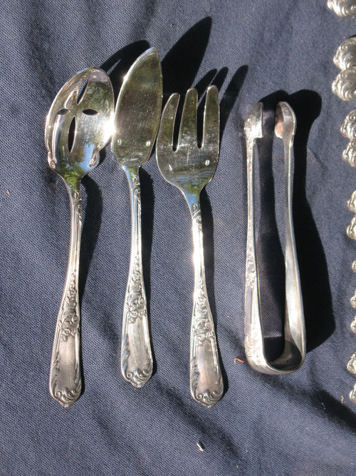 Ménagère en métal argenté 78 pièces de Ravinet d'Enfert à Paris style rocaille L. XV 