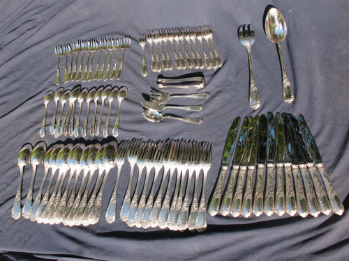 Ménagère en métal argenté 78 pièces de Ravinet d'Enfert à Paris style rocaille L. XV 