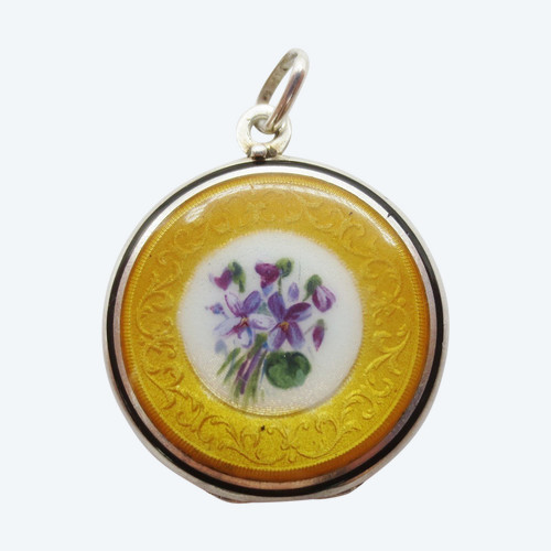 Medaglione in argento smaltato.