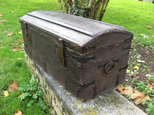 Baule da viaggio in pelle borchiata del XVII secolo.