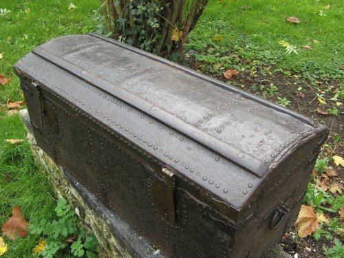 Baule da viaggio in pelle borchiata del XVII secolo.