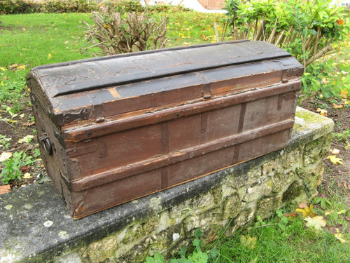 Baule da viaggio in pelle borchiata del XVII secolo.