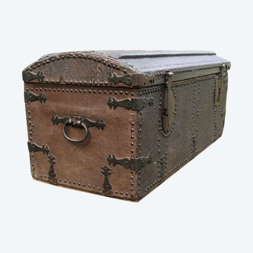 Baule da viaggio in pelle borchiata del XVII secolo.