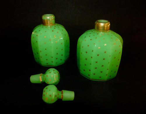 Baccarat: Paire de flacons en opaline verte
