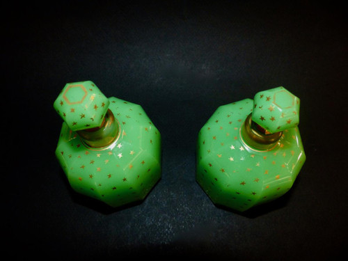 Baccarat: Paire de flacons en opaline verte