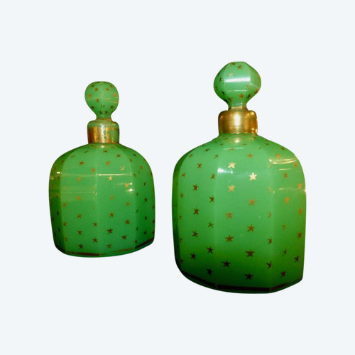 Baccarat: Paire de flacons en opaline verte
