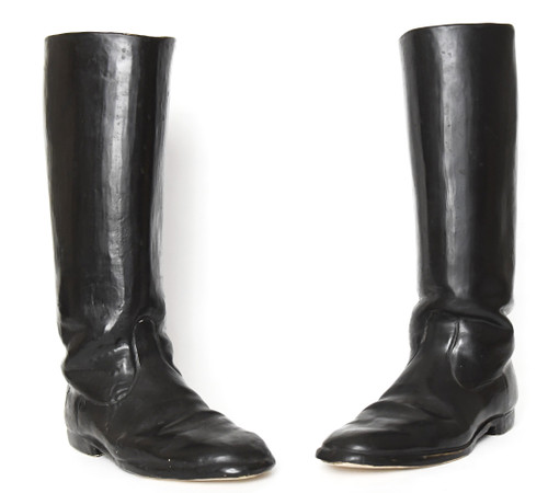 Paire de vases en céramique émaillée et trompe d’œil imitant bottes d'équitation