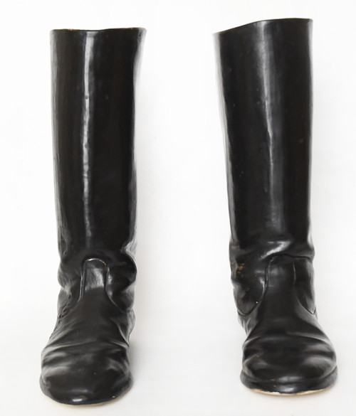 Paire de vases en céramique émaillée et trompe d’œil imitant bottes d'équitation