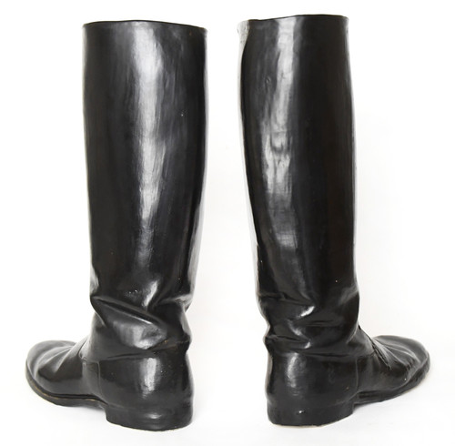 Paire de vases en céramique émaillée et trompe d’œil imitant bottes d'équitation
