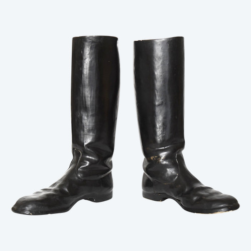Paire de vases en céramique émaillée et trompe d’œil imitant bottes d'équitation