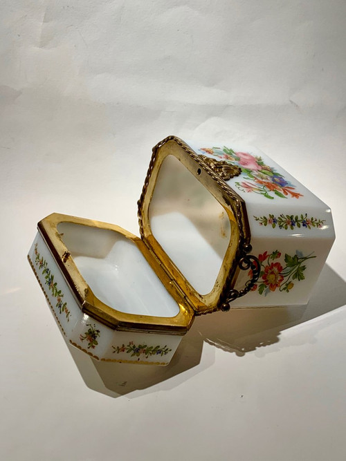 Baccarat: Scatola opalina di Jean François Robert