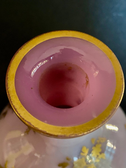 Fliederfarbene Opalflasche