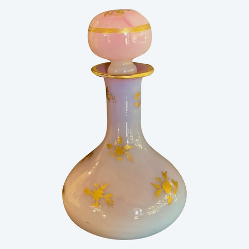 Fliederfarbene Opalflasche