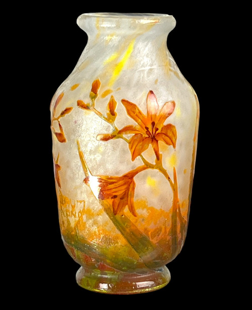 “DAUM NANCY” VASE IN ACID ENGRAVED CAMEO GLASS “FREESIA FLOWERS” DECOR