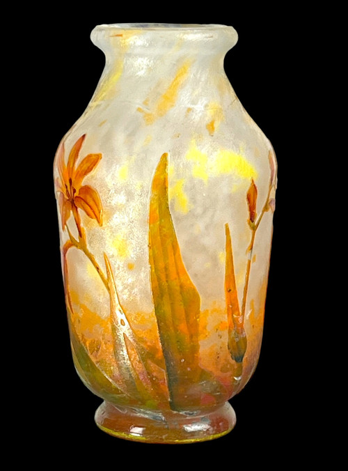 “DAUM NANCY” VASE IN ACID ENGRAVED CAMEO GLASS “FREESIA FLOWERS” DECOR