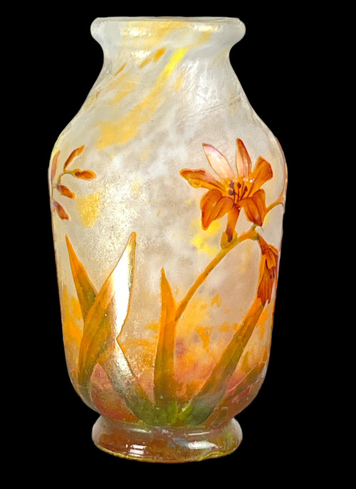 “DAUM NANCY” VASE IN ACID ENGRAVED CAMEO GLASS “FREESIA FLOWERS” DECOR