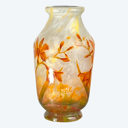 VASE „DAUM NANCY“ AUS KAMEE-GLAS MIT SÄUREGRAVUR, DEKOR „FREESIENBLUMEN“.