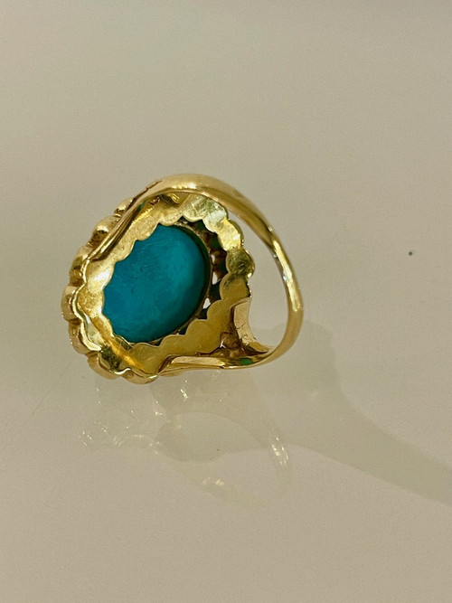 Bedeutender Goldring mit einem Türkis in einer Perlenfassung.