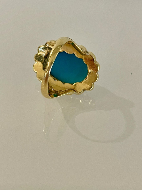 Bedeutender Goldring mit einem Türkis in einer Perlenfassung.