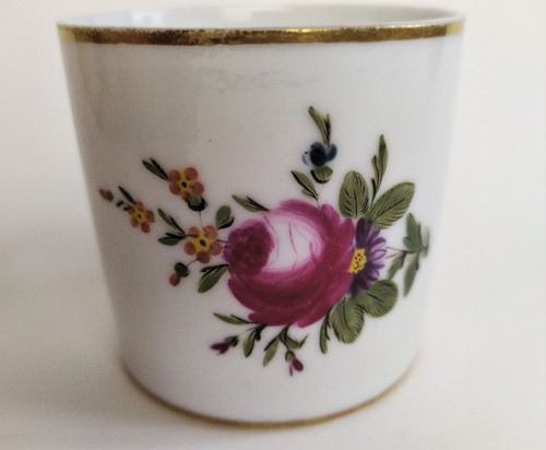 Tazza e piattino in porcellana di Parigi, decorati a mano, XIX secolo