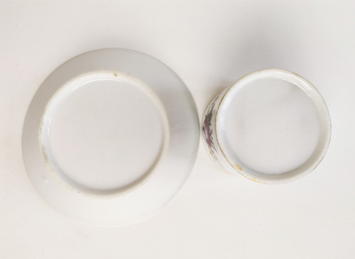 Tazza e piattino in porcellana di Parigi, decorati a mano, XIX secolo