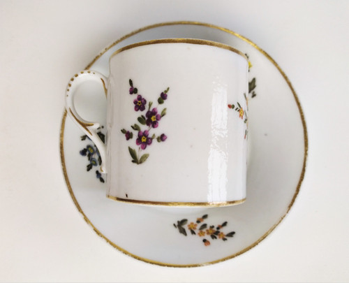 Tazza e piattino in porcellana di Parigi, decorati a mano, XIX secolo