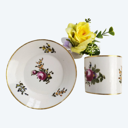 Tazza e piattino in porcellana di Parigi, decorati a mano, XIX secolo