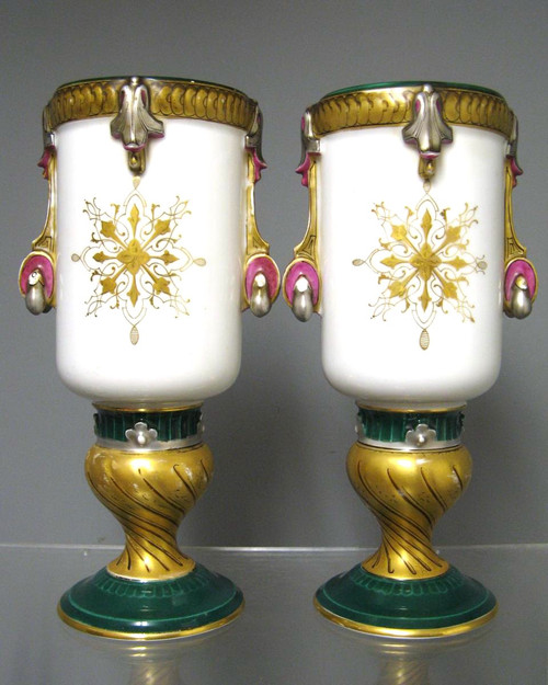 Coppia Di Vasi Nella Vecchia Parigi Del XIX Secolo.