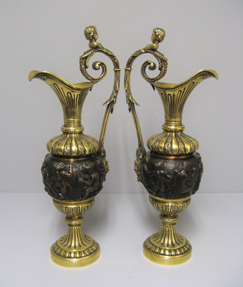 Coppia di brocche in bronzo del XIX secolo.