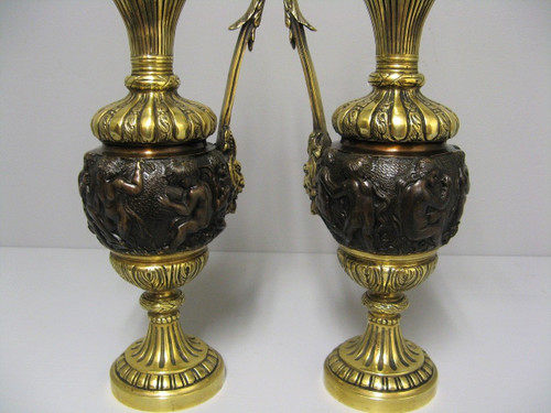Coppia di brocche in bronzo del XIX secolo.