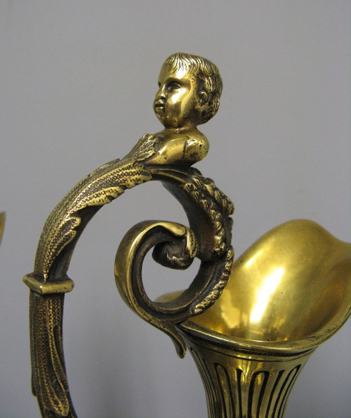 Coppia di brocche in bronzo del XIX secolo.