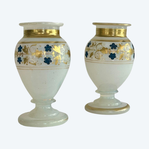 Paire De Vases En Opaline Savonneuse