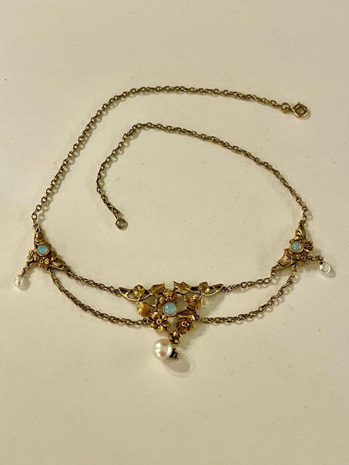 Collana con drappeggio in oro, opale e perle fini