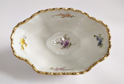 Dresdner Becher aus bemaltem Porzellan mit Wellenschliff und Blumendekor