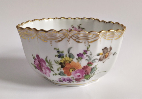 Dresdner Becher aus bemaltem Porzellan mit Wellenschliff und Blumendekor