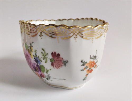 Dresdner Becher aus bemaltem Porzellan mit Wellenschliff und Blumendekor