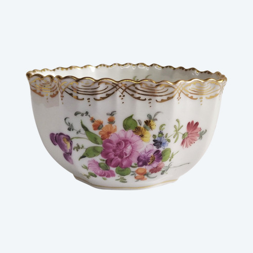 Dresdner Becher aus bemaltem Porzellan mit Wellenschliff und Blumendekor