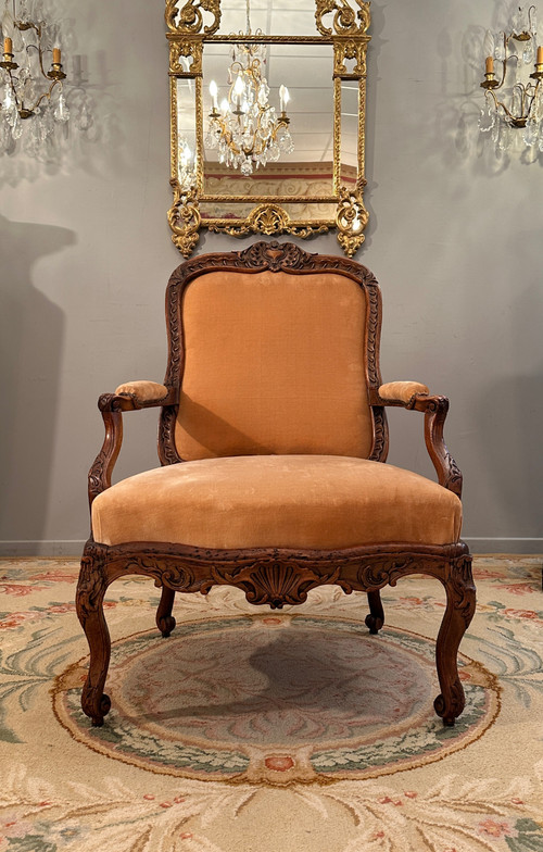 Importante Poltrona Con Struttura In Noce, Periodo Reggenza 1720 Circa