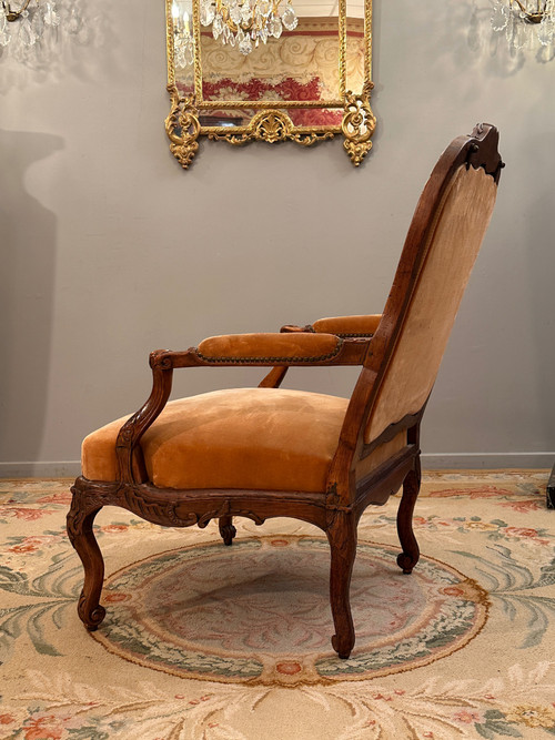 Importante Poltrona Con Struttura In Noce, Periodo Reggenza 1720 Circa