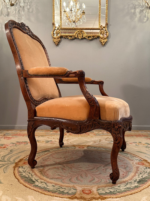 Importante Poltrona Con Struttura In Noce, Periodo Reggenza 1720 Circa